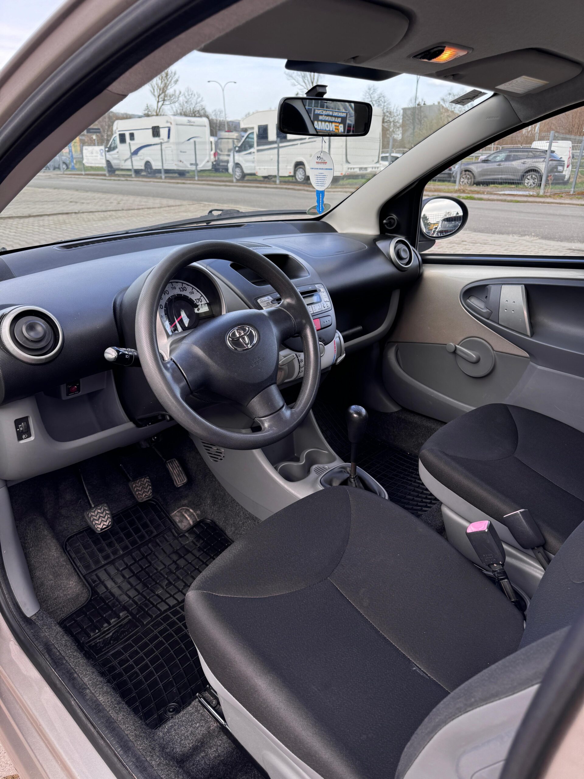 
								toyota aygo jest pełny									